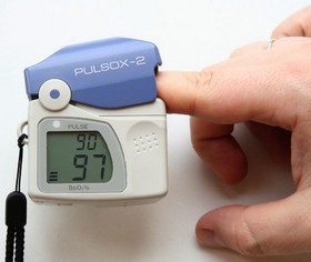 Pulsoksymetr z ekranem i czujnikiem na palec