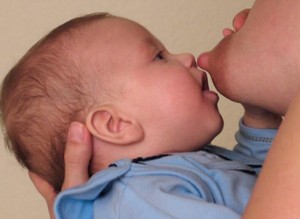 karmienie piersią: dotykanie brodawką okolicy między noskiem a górną wargą dziecka