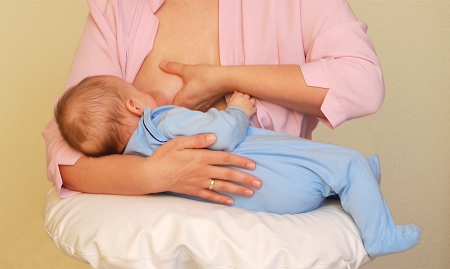 karmienie piersią: Główka, plecki i pośladki dziecka leżą w jednej linii