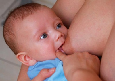 karmienie piersią: Przerwanie ssania przez włożenie palca w kącik ust