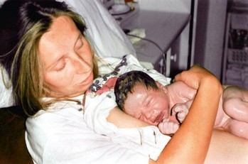 Noworodek po porodzie tuż przed pierwszym karmieniem w kontakcie „skóra do skóry”