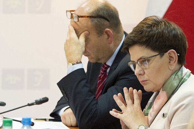 Minister zdrowia Konstanty Radziwiłł i premier Beata Szydło