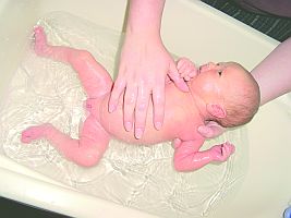 kąpiel noworodka w wanience