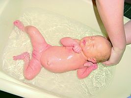 Sposób podtrzymywania główki niemowlęcia podczas kąpieli w wanience