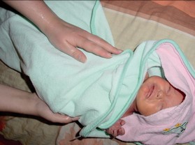 Wycieranie noworodka po kąpieli