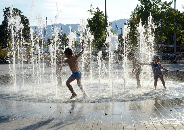 Dzieci upał fontanna