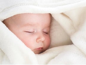 Якими є причини чорного кольору язика у немовляти, яке правильно розвивається?