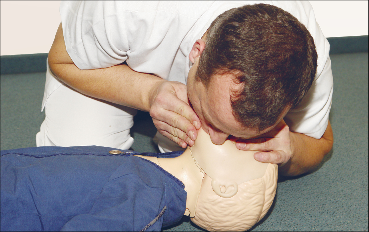Техніка виконання рятувальних вдихів у дитини віком >1 року